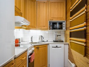 Kühlschrank, Mikrowelle, Geschirrspüler, Kochgeschirr/Geschirr/Besteck