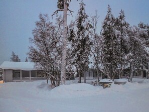 A snow-covered landscape with a cabin and trees. - Saariseläntie 8 e 3 by Interhome (Inari)