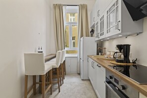 Apartamento (2) | Cozinha privada | Geladeira grande, fogão, cooktop, máquina de café expresso