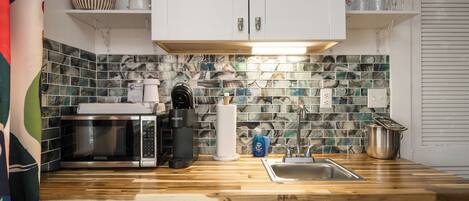 Kühlschrank, Mikrowelle, Toaster, Kochgeschirr/Geschirr/Besteck