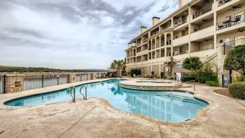 室内游泳池,室外游泳池