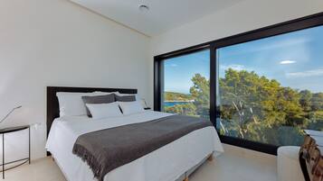 4 bedrooms, in-room safe, desk, iron/ironing board