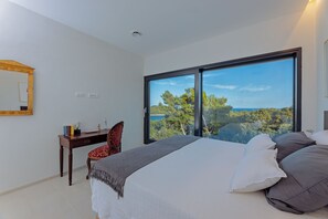 4 Schlafzimmer, Zimmersafe, Schreibtisch, Bügeleisen/Bügelbrett