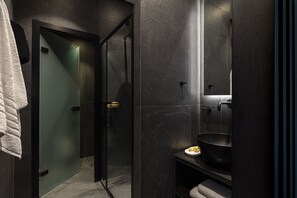 Een douche, een haardroger, handdoeken, zeep