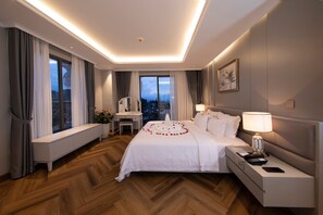 Executive Suite | Minibar, in-room safe, desk, laptop workspace - MERPERLE DALAT HOTEL (Da Lat)