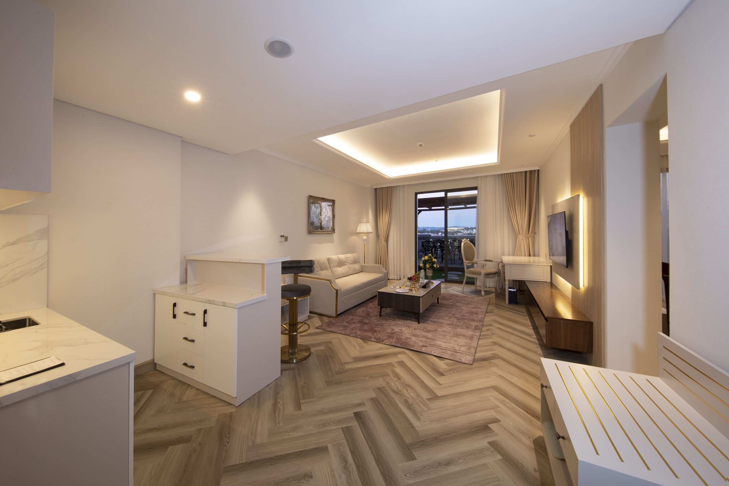 Sala de estar moderna com sofá, mesa de centro e vista para a cidade.