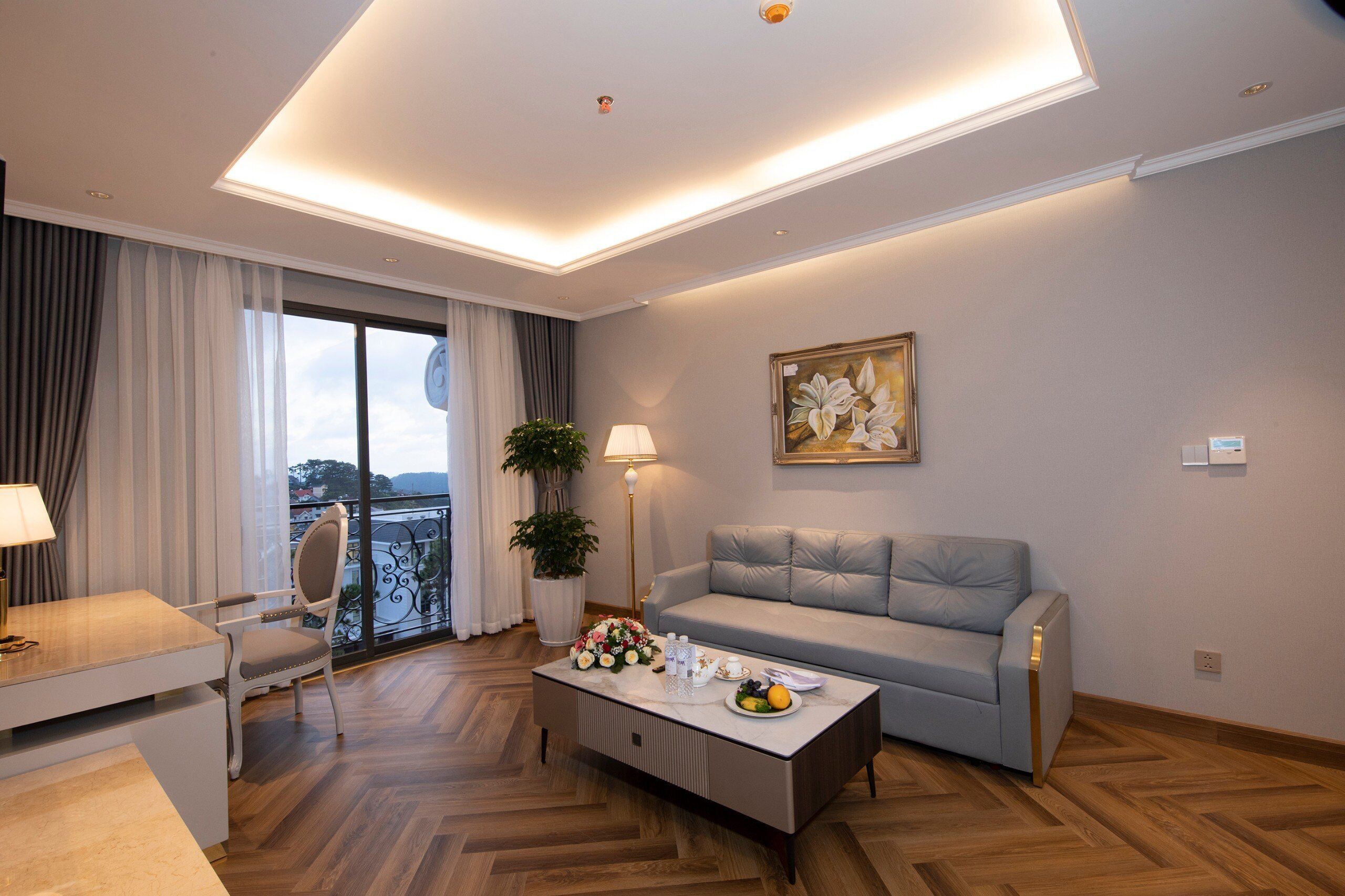 Executive Suite | Living area | 55-inch LED TV with digital channels, toys, computer monitors