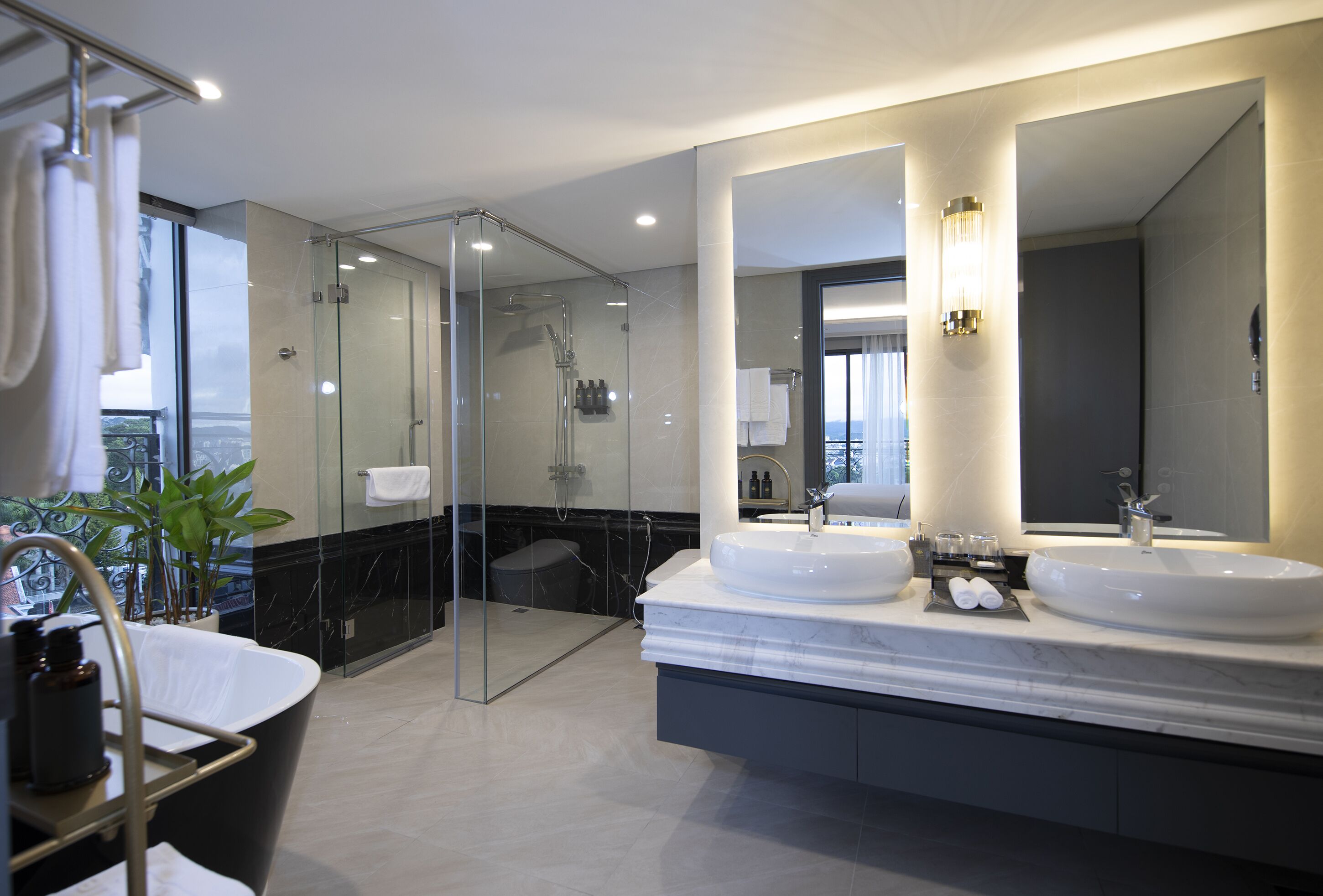 Executive Suite | Bathroom | Separate tub and shower, rainfall showerhead, designer toiletries