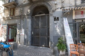 Exterior detail - Irooms via Foria 215Carlo 3 apartment (Napoli)