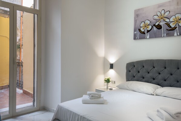 2 bedrooms, iron/ironing board, WiFi, bed sheets - Irooms via Foria 215Carlo 3 apartment (Napoli)