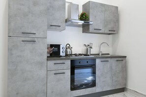 Mikrobølgeovn, ovn, kokeplater og kaffetrakter/tekoker