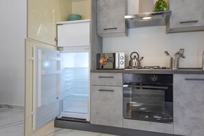 Microwave, oven, stovetop, coffee/tea maker - Irooms via Foria 215 Cavour Apartment (Napoli)