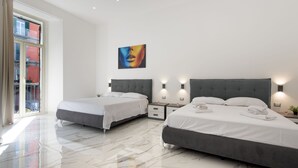 Moderni hotellihuone, jossa on kaksi sänkyä, suuri ikkuna ja marmorilattia.
