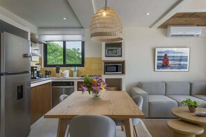 Kühlschrank, Ofen, Herdplatte, Wasserkocher mit Kaffee-/Teezubehör