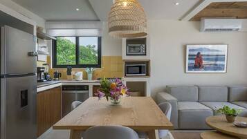 Fridge, oven, stovetop, coffee/tea maker