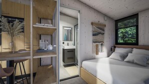 Une chambre moderne avec un lit, un bureau et une salle de bain visible à travers une porte ouverte.