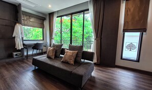 Deluxe Suite | Minibar, in-room safe, desk, iron/ironing board - Na Napa Wellness Spa & Resort (San Sai)