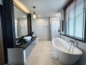 Villa Patara | Minibar, caja fuerte, escritorio y tabla de planchar con plancha
