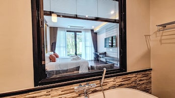 Minibar, caja de seguridad en la habitación y escritorio 
