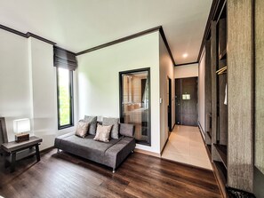 Minibar, caja de seguridad en la habitación y escritorio 