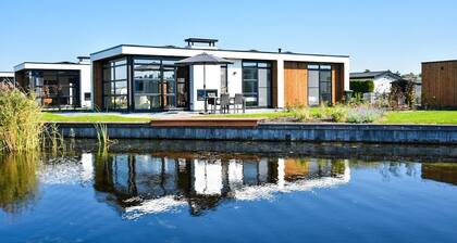 Deze luxe, sfeervolle en vrijstaande vakantievilla’s voor 4 personen zijn allemaal voorzien van een uniek uitzicht op het water. De villa's bieden veel privacy, een hoog comfort level en zijn gesitueerd op een ruime kavel met terras en buitenhaard. A