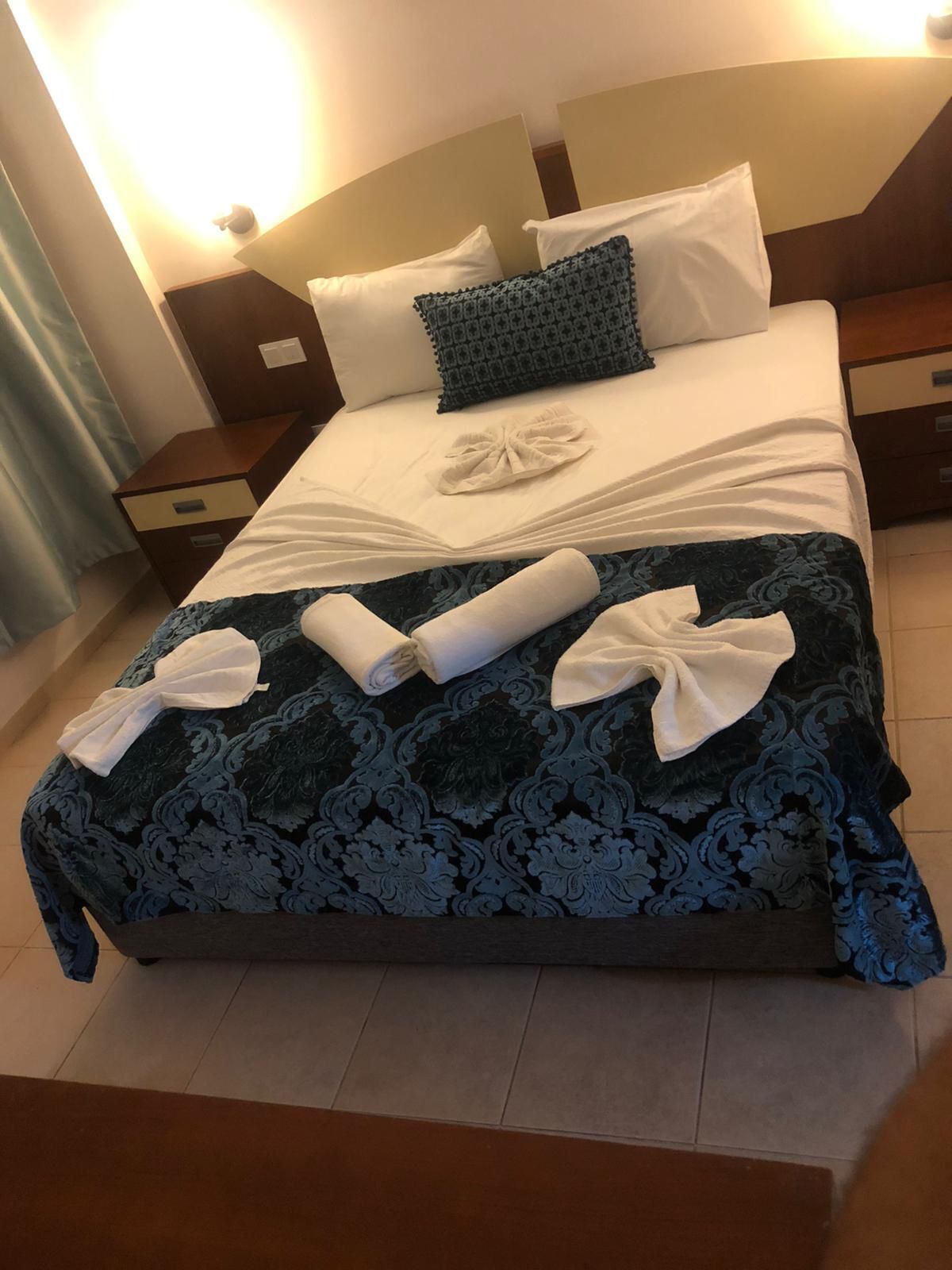 Standard 2 Person Room | Escrivaninha, quartos à prova de som, Wi-Fi de cortesia