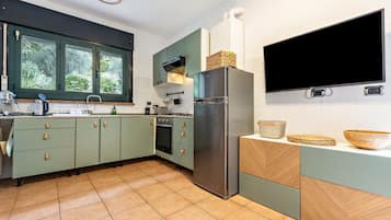 Fridge, oven, stovetop, coffee/tea maker
