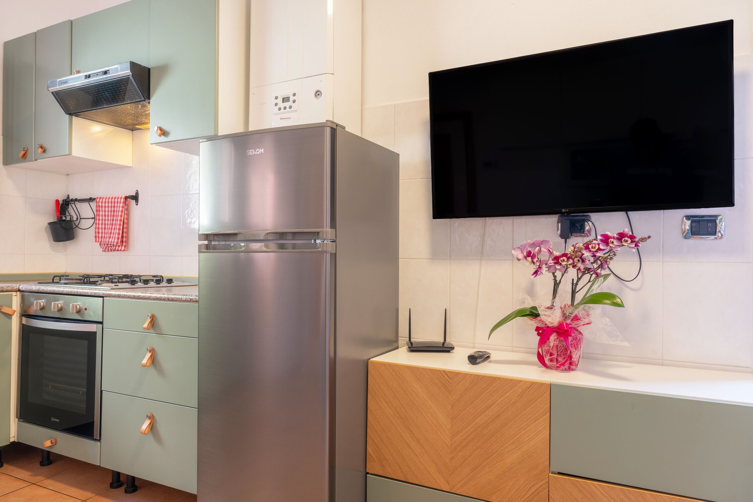 Fridge, oven, stovetop, coffee/tea maker