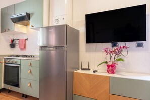 Réfrigérateur, four, plaque de cuisson, cafetière/bouilloire