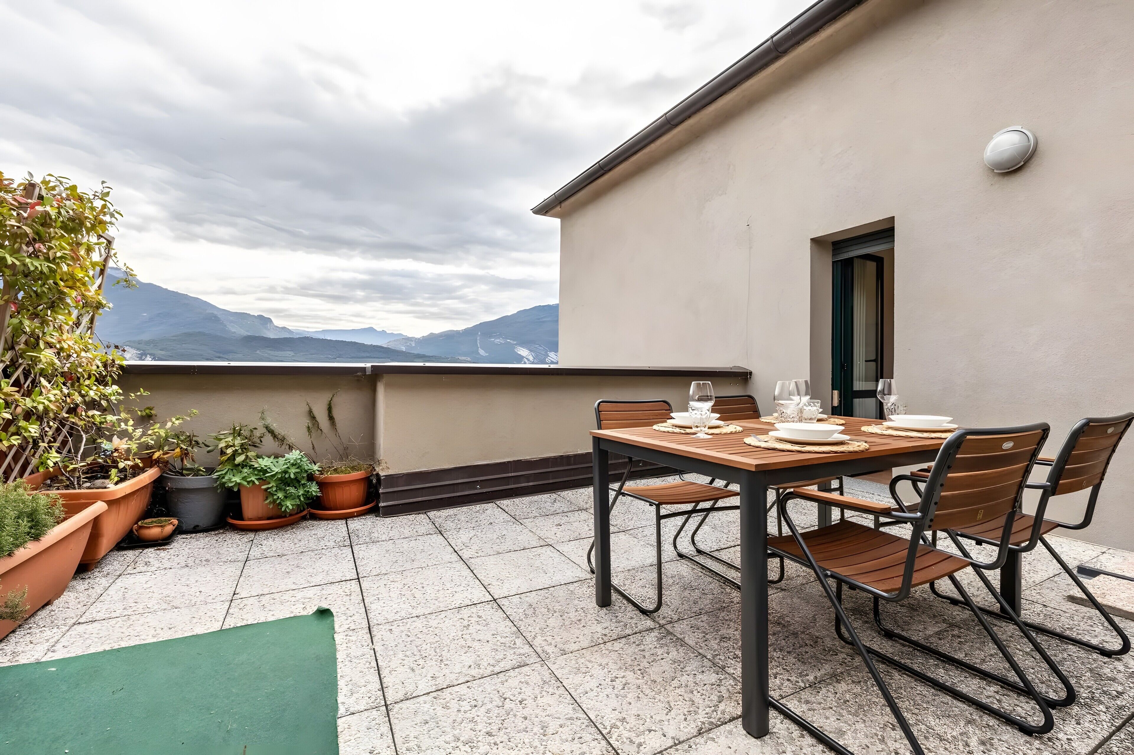 屋外ダイニングエリア