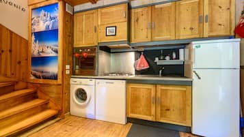 Réfrigérateur, four à micro-ondes, un four, surface de cuisson