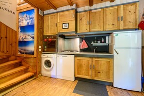 Jääkaappi, mikroaaltouuni, uuni, liesi