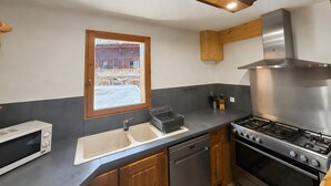 Eine moderne Küche mit Backofen, Mikrowelle und Spüle.