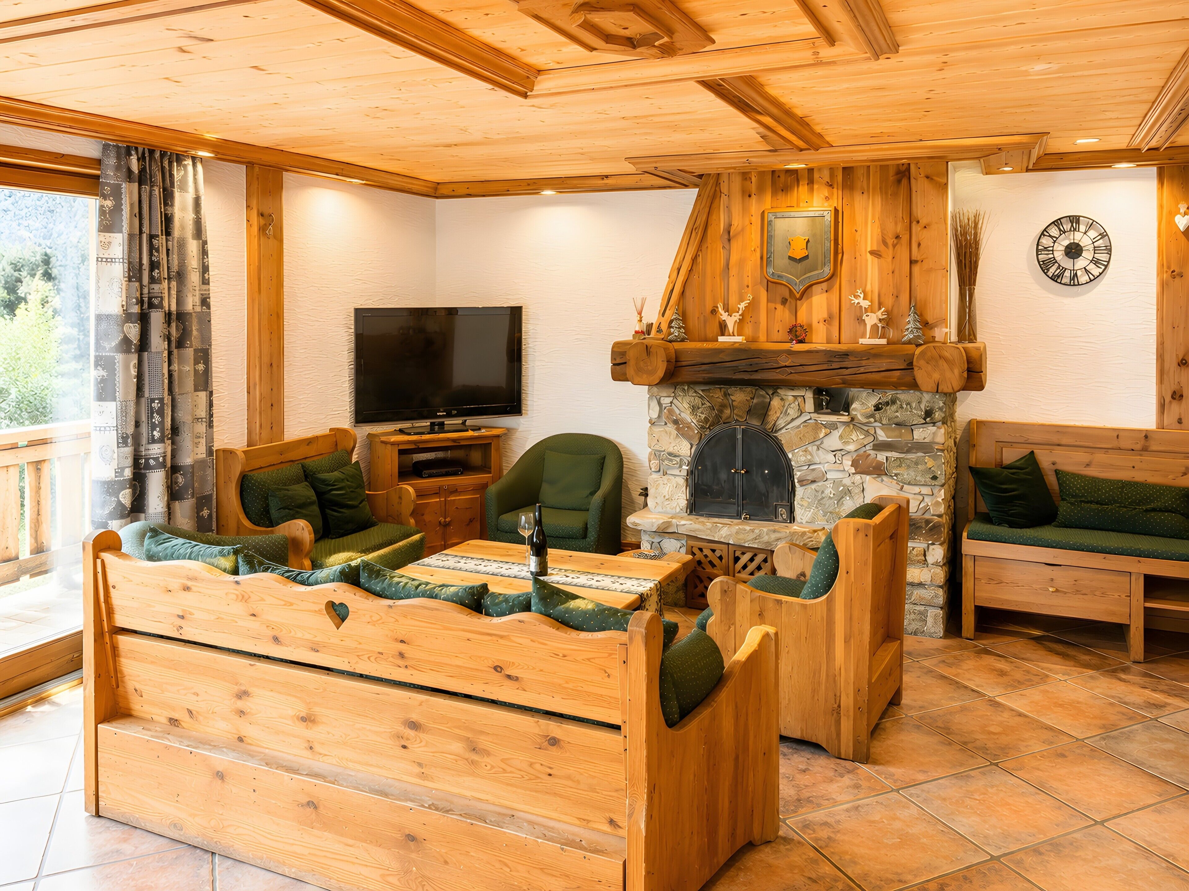 Chimenea, reproductor de DVD, tenis de mesa y estéreo 