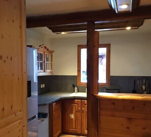 Køleskab, mikrobølgeovn, ovn, kogeplade