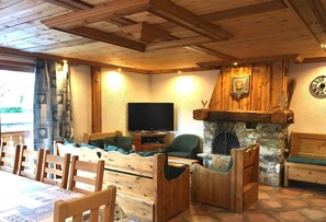 Interior - Apartment "Les Dolomites" with Mountain View, Private Terrace and Wi-Fi (La Plagne-Tarentaise)