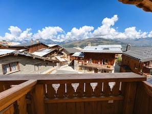 A wooden building with a balcony overlooking a mountainous landscape. - Apartment "Le Tyrol" with Mountain View, Shared Garden and Balcony (La Plagne-Tarentaise)
