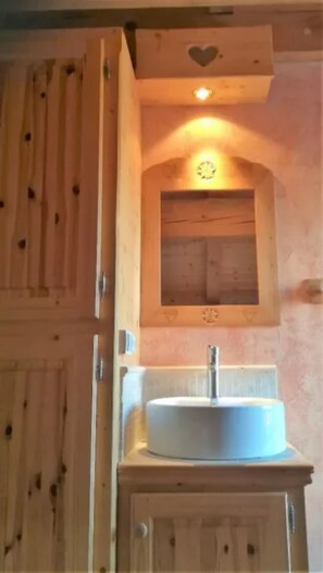 Shower, hair dryer - Apartment "Le Tyrol" with Mountain View, Shared Garden and Balcony (La Plagne-Tarentaise)