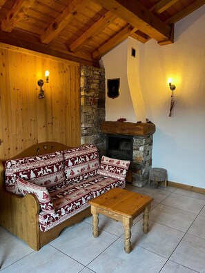 Télévision, cheminée, lecteur de DVD, table de tennis de table