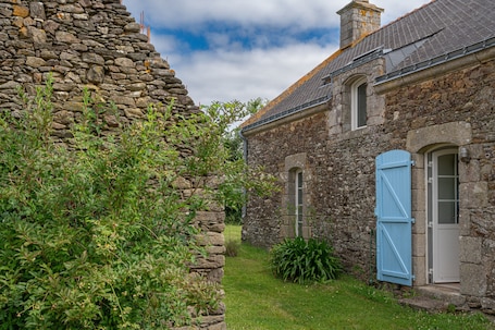 Exterior detail. Vacation Home "Le Cosquer Sur Zur" with Private Terrace & Private Garden