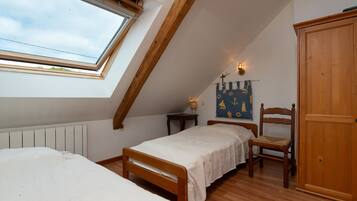 2 bedrooms, iron/ironing board, WiFi, bed sheets