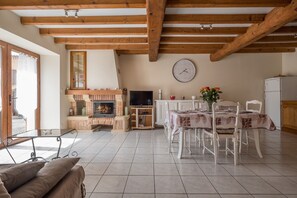 Dining - Holiday Home 'Chez Léontine' with Mountain View and Wi-Fi (Espezel)