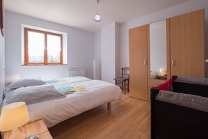 3 bedrooms, iron/ironing board, free WiFi, bed sheets - Holiday Home 'Chez Léontine' with Mountain View and Wi-Fi (Espezel)