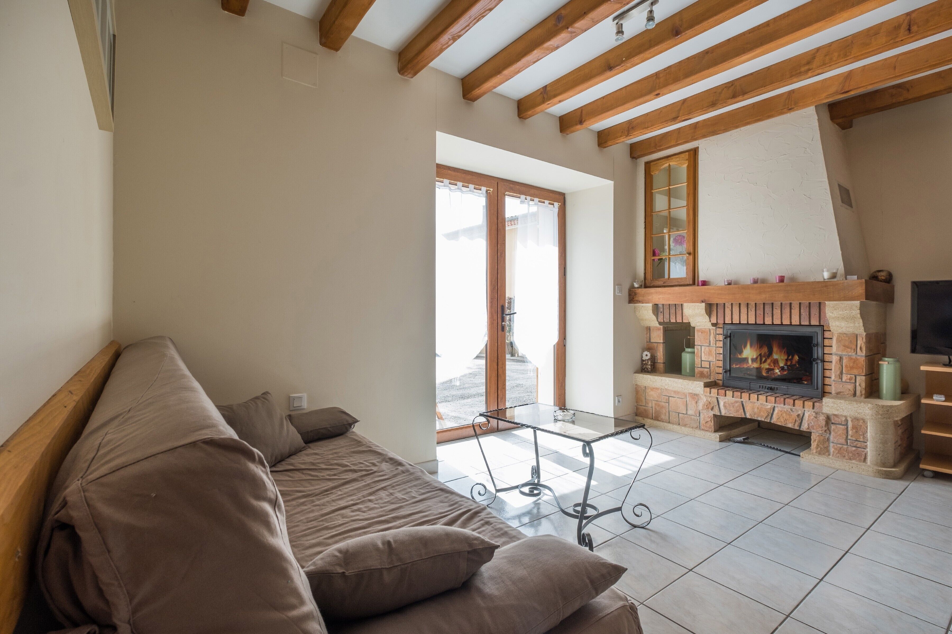 Een televisie, een open haard en een dvd-speler