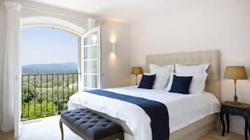 5 bedrooms, iron/ironing board, free WiFi, bed sheets