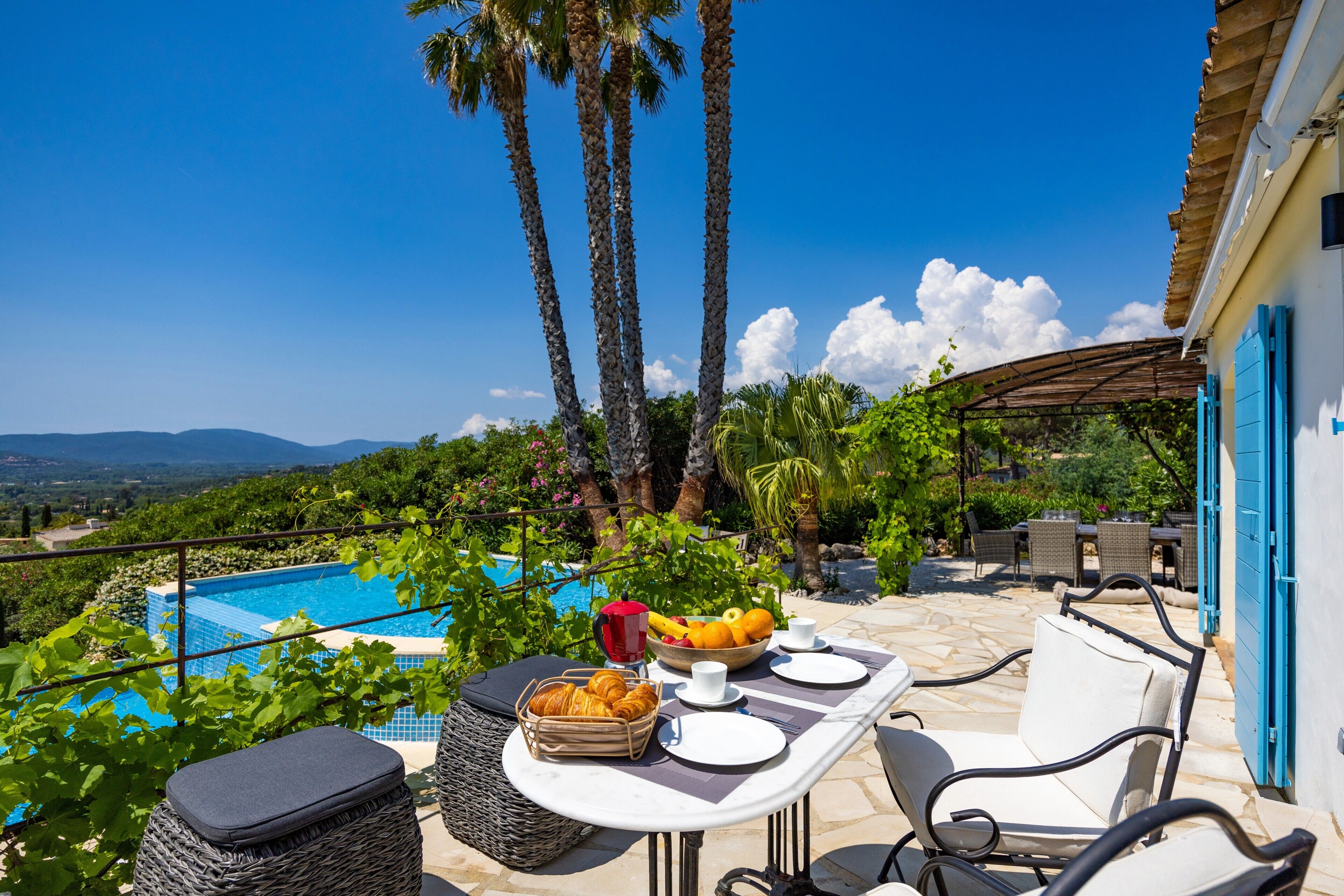 屋外ダイニングエリア