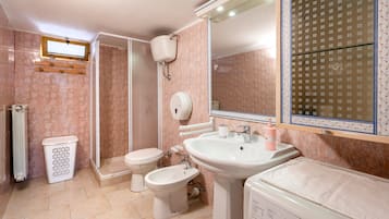 淋浴设施、吹风机、毛巾