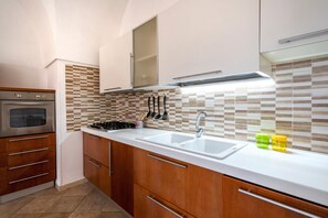 Fridge, oven, stovetop, dishwasher