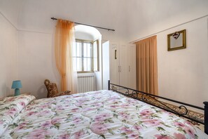 2 bedrooms, iron/ironing board, free WiFi, bed sheets - Apartment "La Casa di Pietra Location Rosy" with Private Garden & Wi-Fi (Monopoli)