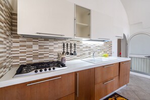 Réfrigérateur, four, plaque de cuisson, lave-vaisselle